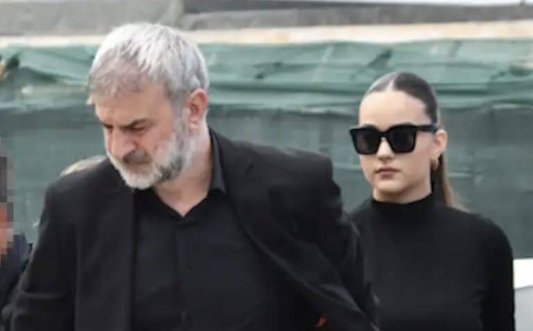 Κηδεία Γωγώς Μαστροκώστα: Πιασμένος χέρι-χέρι με την κόρη της Βικτώρια, ο Τραϊνός Δέλλας στο τελευταίο αντίο