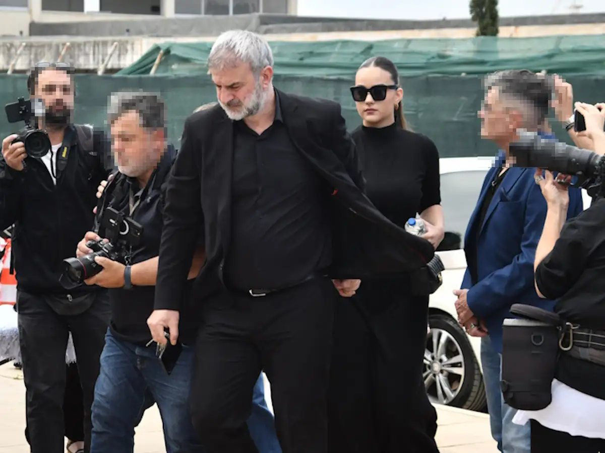 Κηδεία Γωγώς Μαστροκώστα: Πιασμένος χέρι-χέρι με την κόρη της Βικτώρια, ο Τραϊνός Δέλλας στο τελευταίο αντίο 1 traianos kori
