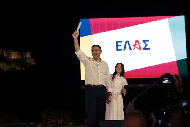 Ποιο είναι το μικρό κορίτσι που παρέδωσε στον Τσίπρα το όνομα του νέου κόμματος - Η συμβολική στιγμή 3 tsipras 30 640x426 1