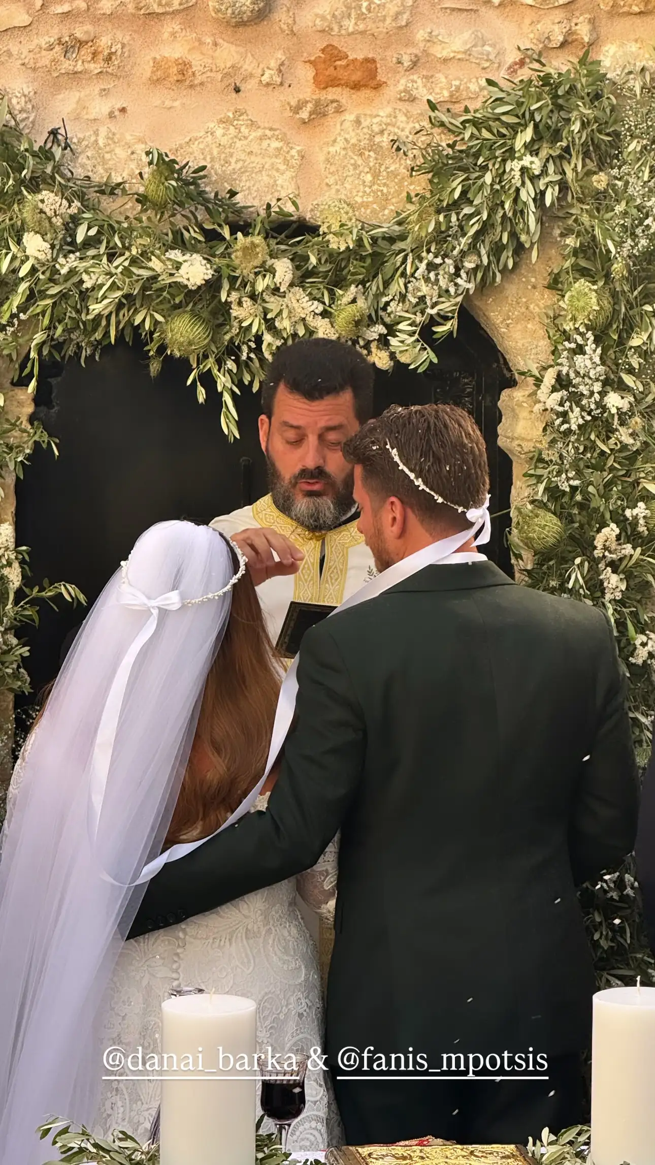 Δανάη Μπάρκα: Η άφιξη στην εκκλησία για τον γάμο με τον Φάνη Μπότση - Το εντυπωσιακό νυφικό 2 1 14