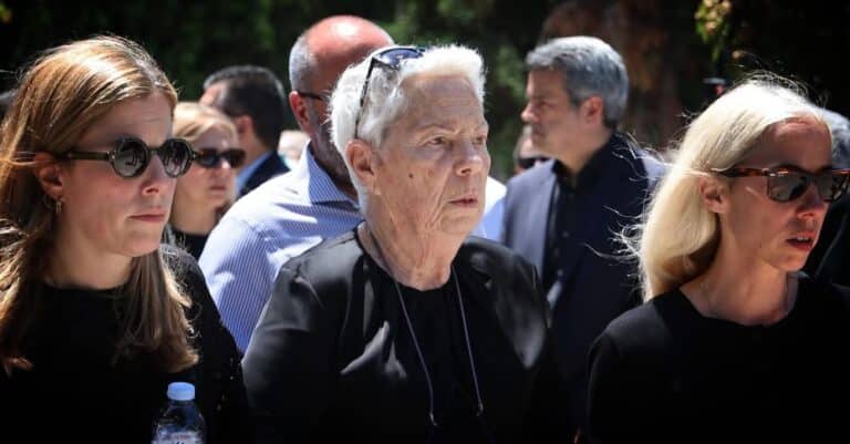 Αρνήθηκε η χήρα του Σουφλιά να δώσει το χέρι στον Μητσοτάκη