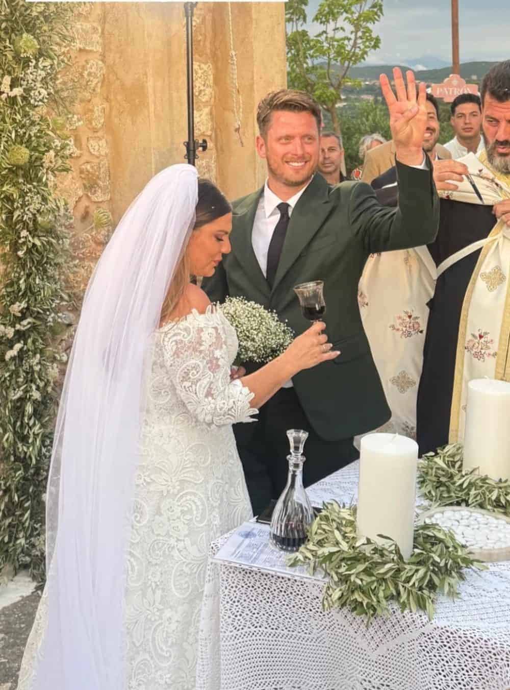Λιποθύμησε η Δανάη; Το σημάδι εγκυμοσύνης στο γλέντι του γάμου - Η ξαφνική σκοτοδίνη μετά τον ξέφρενο χορό 1 2 93
