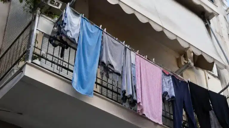Πρόστιμα έως 500 ευρώ για μπουγάδα στο μπαλκόνι – Δείτε σε ποιες περιοχές