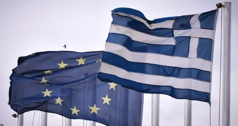 Τι σημαίνει για την Ελλάδα η κατάργηση της επιτήρησης για την ελληνική οικονομία