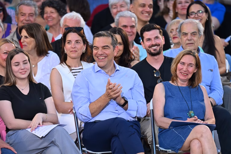 Ένας… Μητσοτάκης στη συγκέντρωση του Τσίπρα – Η απρόσμενη παρουσία που έκλεψε την παράσταση στη Νίκαια