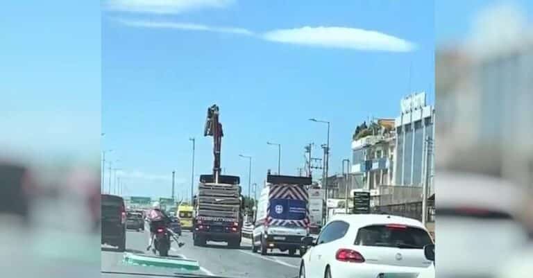 Κηφισός: Βίντεο με ζευγάρι να γλιτώνει από κομμάτια πινακίδας, που «ξηλώθηκε» από γερανό