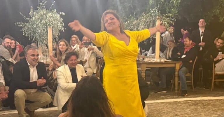 Δανάη Μπάρκα: Ο ξέφρενος χορός της Βίκυς Σταυροπούλου στον γάμο της κόρης της με άρωμα «Είσαι το Ταίρι Μου»