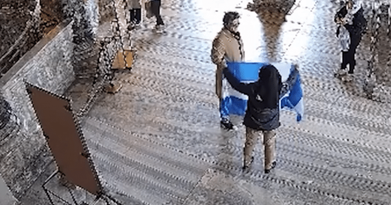Έσπασε τη σιωπή της η γυναίκα που φυλακίστηκε στην Κωνσταντινούπολη γιατί άνοιξαν την ελληνική σημαία μέσα στην Αγία Σοφία