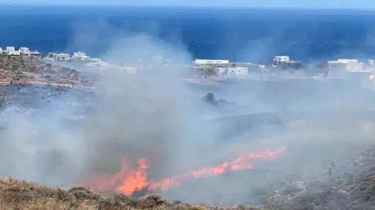 Φωτιά στη Σύρο: Μήνυμα του 112 για εκκένωση από Τρία Λαγγόνια προς Ερμούπολη – Ισχυρές δυνάμεις στο σημείο