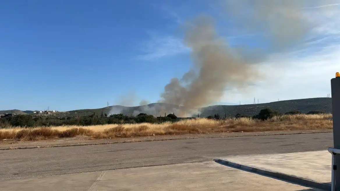 Φωτιά τώρα κοντά στην Ιερά Μονή Θεοσκέπαστης στην Κερατέα, σηκώθηκαν τρία ελικόπτερα 1 fwtia keratea