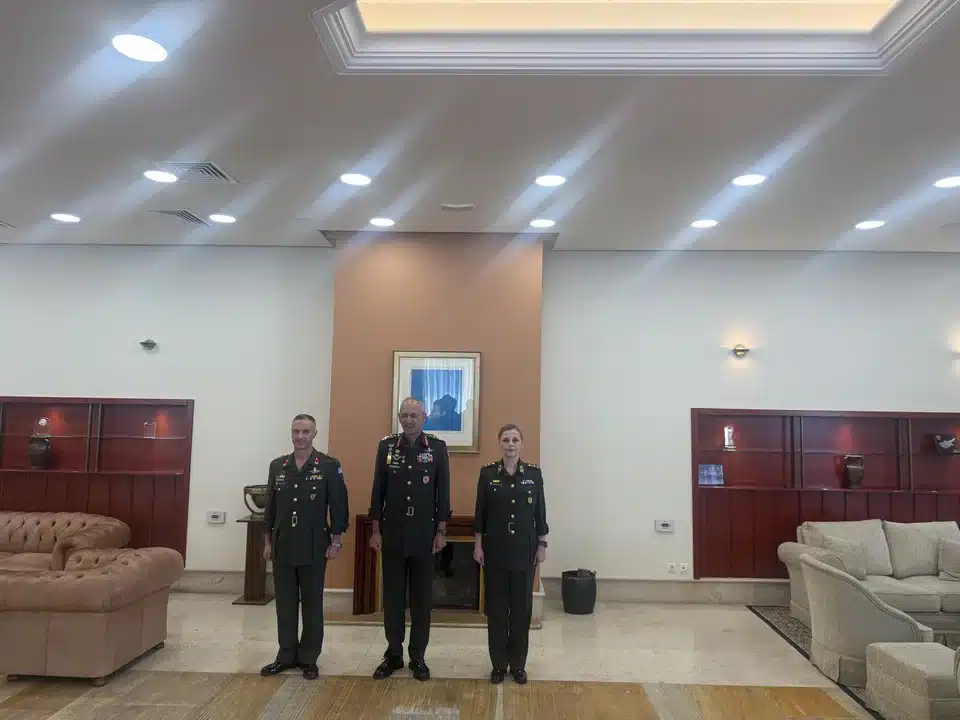 Ποια είναι η πρώτη γυναίκα εκπρόσωπος Τύπου του Γενικού Επιτελείου Εθνικής Άμυνας 5 gynaika me dyo stratiotikous.jpeg
