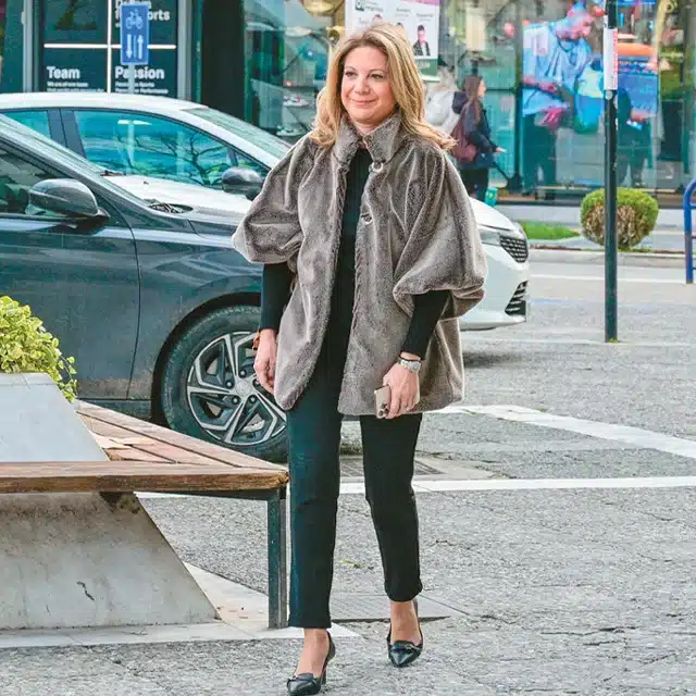 Άλλαξε στιλ ξανά η Καρυστιανού για τις περιοδείες της - Κυκλοφορεί πλέον με ένα πελώριο μαύρο αμάξι 16 img 3340.jpeg