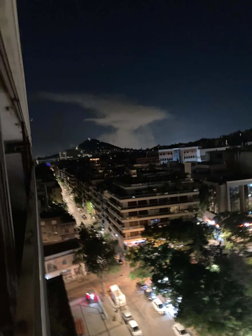 Μεγάλη φωτιά σε συγκρότημα καταστημάτων στην Ομόνοια 1 kapnos