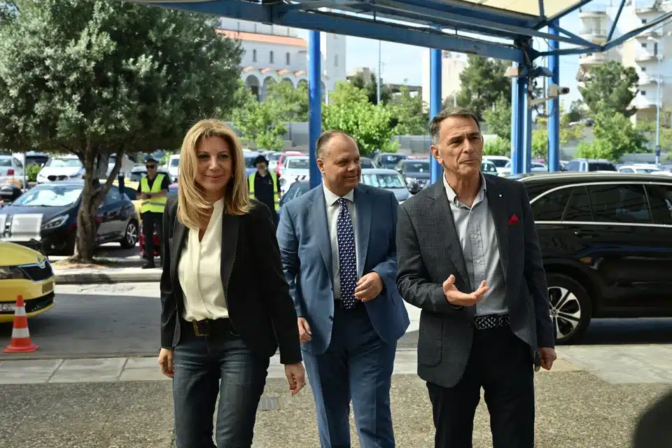 Άλλαξε στιλ ξανά η Καρυστιανού για τις περιοδείες της - Κυκλοφορεί πλέον με ένα πελώριο μαύρο αμάξι 3 karyst tzip 0.jpg
