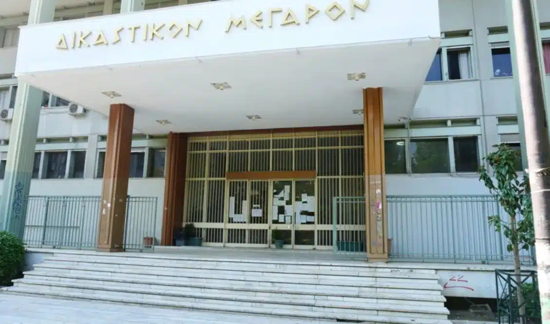 larisa 67xronos skotose skylo me karampina