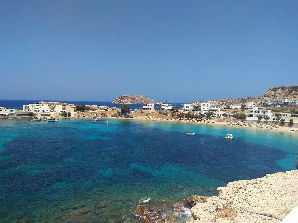 3 παραλίες σε απόσταση 5 λεπτών: Στο ψαροχώρι με τα ζεστά νερά και τις τιμές του 1998, το αμάξι είναι περιττό 1 lefkos beach