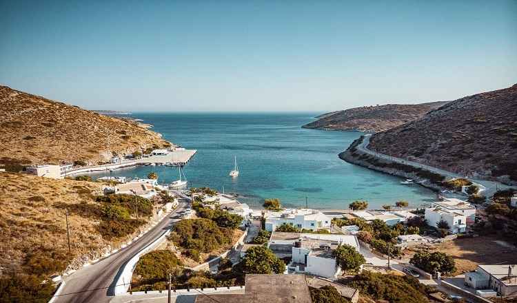 Φρέσκο ψάρι, δωμάτια στο κύμα, απόλυτη χαλάρωση: Το νησί που αποδεικνύει ότι φθηνές διακοπές υπάρχουν ακόμα 2 menshouse 20260607235538 871532
