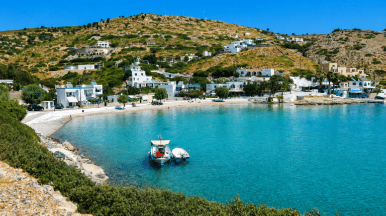 Φρέσκο ψάρι, δωμάτια στο κύμα, απόλυτη χαλάρωση: Το νησί που αποδεικνύει ότι φθηνές διακοπές υπάρχουν ακόμα