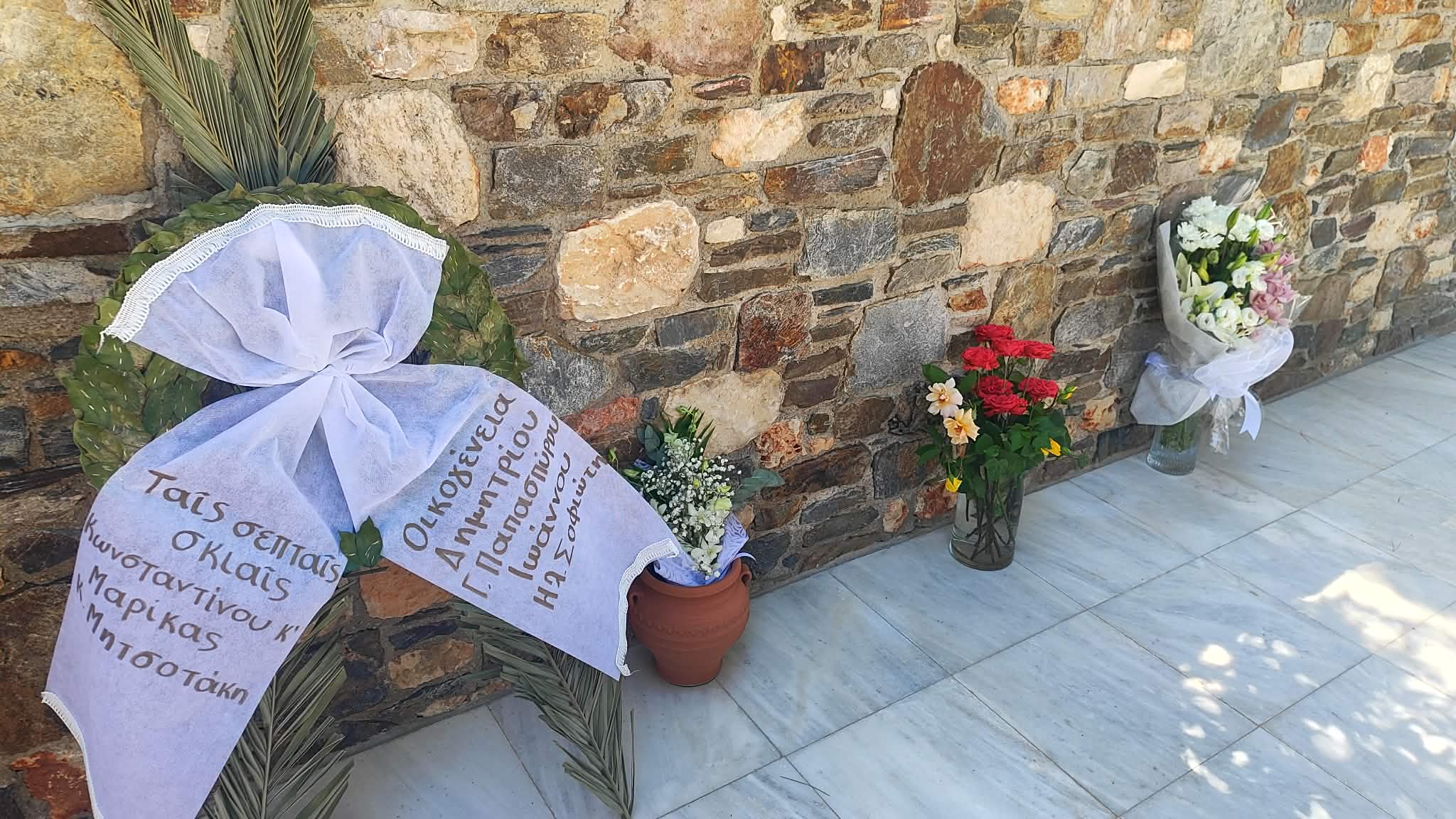 Κυριάκος Μητσοτάκης: Στο κοιμητήριο του Αργουλιδέ για το μνημόσυνο του πατέρα του, Κωνσταντίνου - Τελέστηκε σε στενό κύκλο 8 mnimosino mitsotaki 3 1