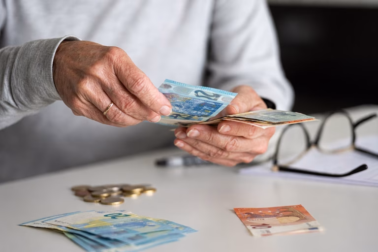 Συνταξιούχοι: Οι έξι κατηγορίες που πάνε ταμείο, τα ποσά και οι δικαιούχοι – Παραδείγματα