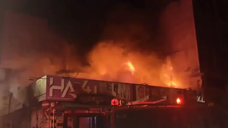 Μεγάλη φωτιά σε συγκρότημα καταστημάτων στην Ομόνοια