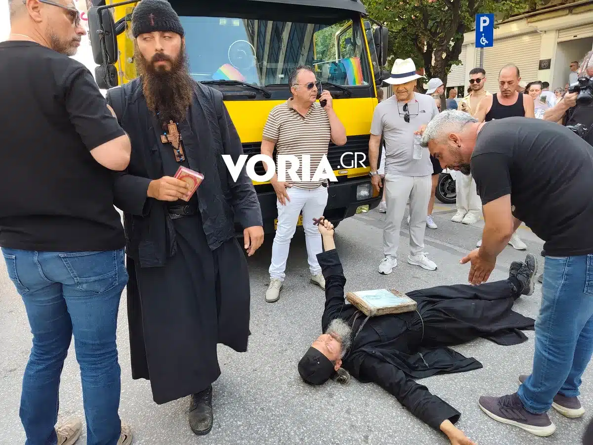 Ρασοφόρος ξάπλωσε μπροστά σε άρμα του Pride στη Θεσσαλονίκη φωνάζοντας «Μετανοείτε» 1 papades pride
