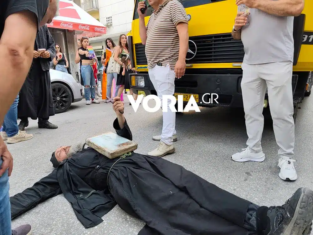 Ρασοφόρος ξάπλωσε μπροστά σε άρμα του Pride στη Θεσσαλονίκη φωνάζοντας «Μετανοείτε» 2 papas pride