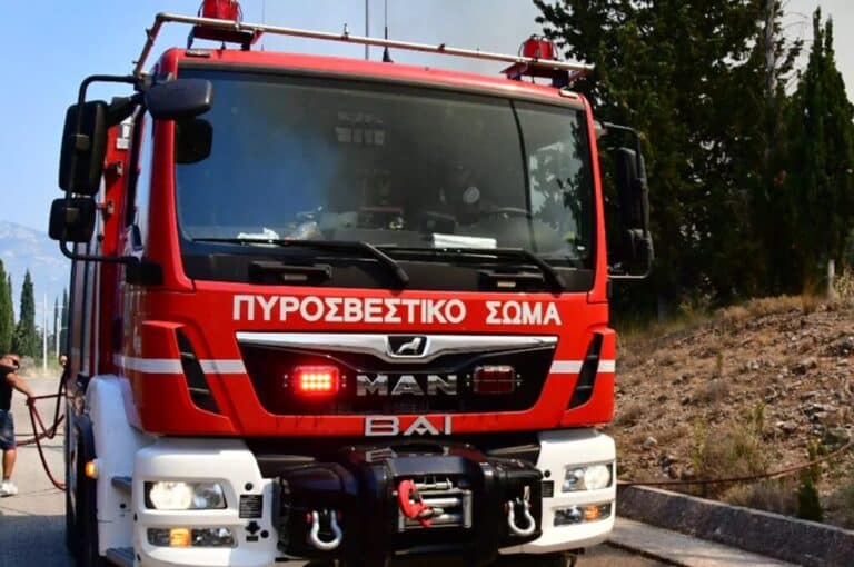 Φωτιά τώρα κοντά στην Ιερά Μονή Θεοσκέπαστης στην Κερατέα, σηκώθηκαν τρία ελικόπτερα
