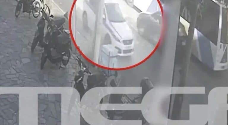 Σοκ στο Ίλιον: Καρέ καρέ ο άγριος ξυλοδαρμός οδηγού λεωφορείου από μοτοσικλετιστή – Βίντεο ντοκουμέντο