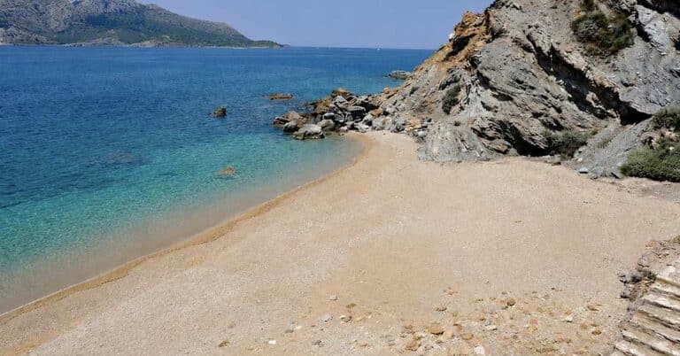 Οι πέντε παραλίες στην Αττική που θυμίζουν Κυκλάδες – Ότι πρέπει για μια δροσερή απόδραση
