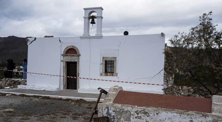 Σεισμοί στην Εύβοια: Διακόπηκε από τα Ρίχτερ βάπτιση, έπαθε ζημιές η εκκλησία – Κατέρρευσε εγκαταλελειμμένο κτίριο