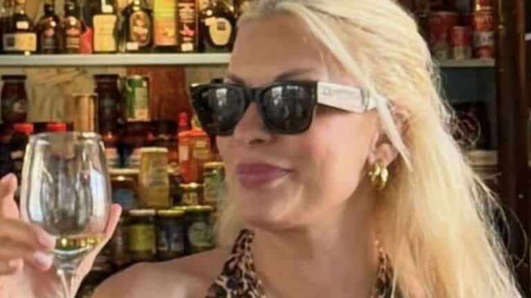 Σαν σταρ του Χόλιγουντ: H Ελένη Μενεγάκη με λεοπαρδαλέ σύνολο και σαγιονάρα για κρασί πιο κούκλα από ποτέ