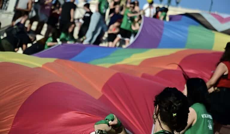 Μετρό: Η απάντηση της ΣΤΑΣΥ για τις αφίσες του Athens Pride