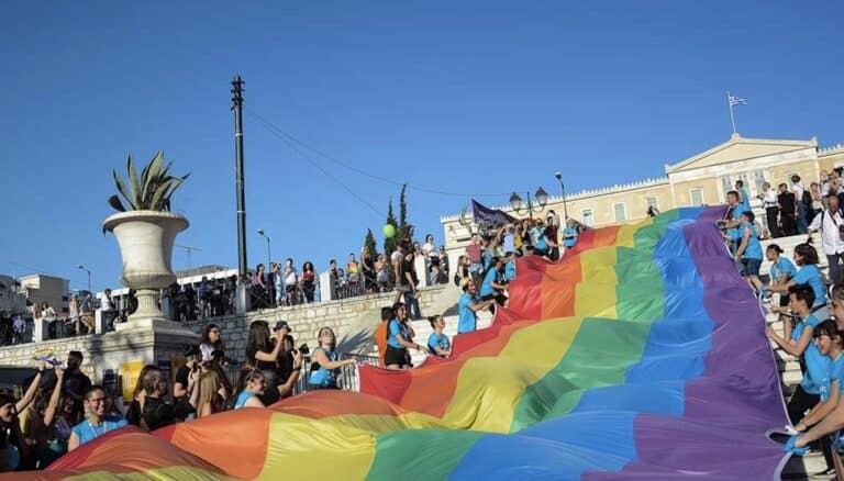 Πληθαίνουν οι αντιδράσεις για την άρνηση της ΣΤΑΣΥ να μπουν αφίσες για το Athens Pride στο Μετρό