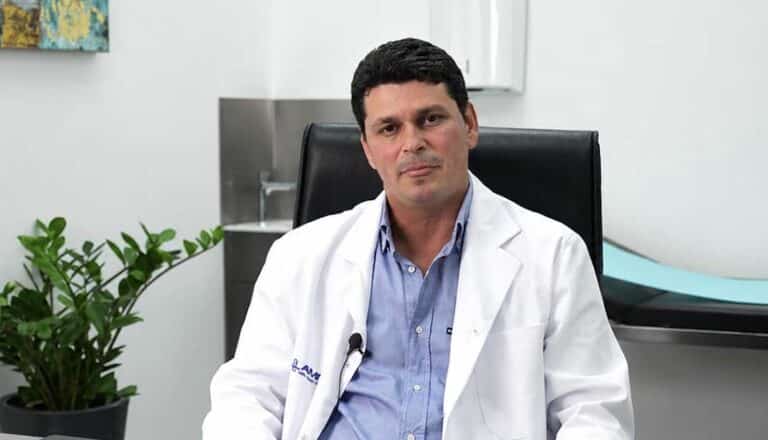 Ο «γιατρός των φτωχών»: Ο Ευρυβιάδης Μπαϊραμίδης δίνει δικαίωμα στην ελπίδα σε ασθενείς που δεν αντέχουν το κόστος των ιδιωτικών κλινικών