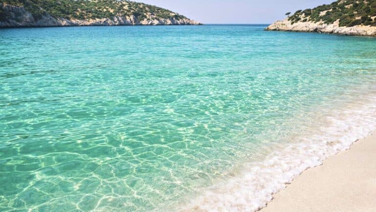 Τιρκουάζ νερά και απόλυτη γαλήνη στην καρδιά της Πελοποννήσου: Η παραλία-όνειρο που οι ντόπιοι δεν θέλουν να γνωρίζεις