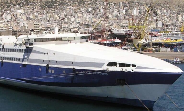 Μόλις έπιανε τους 40 κόμβους σήκωνε πελώρια κύματα:  Η άδοξη πτώση του πιο γρήγορου ελληνικού πλοίου που χρεοκόπησε  μια ολόκληρη εταιρεία