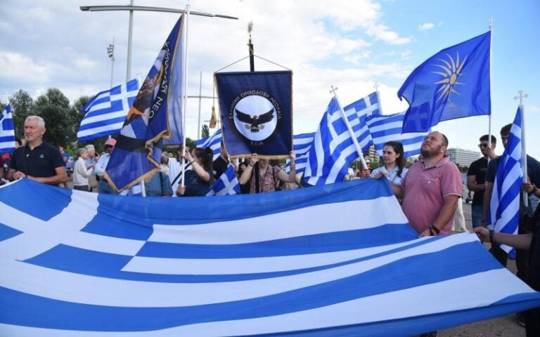 Έκανε πορεία με ελληνικές σημαίες και χριστιανικές εικόνες την ίδια ώρα που γινόταν το Pride    