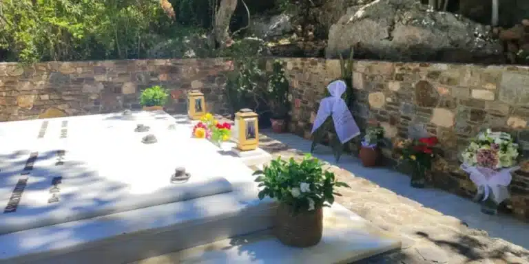 Κυριάκος Μητσοτάκης: Στο κοιμητήριο του Αργουλιδέ για το μνημόσυνο του πατέρα του, Κωνσταντίνου – Τελέστηκε σε στενό κύκλο