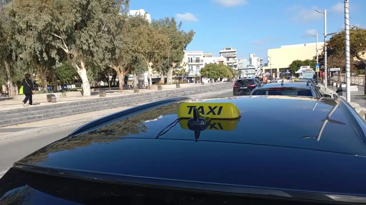 Αστυνομικοί με σαγιονάρες και άψογα αγγλικά «έπιασαν» συνέλαβαν οδηγούς ταξί που ζητούσαν μεγαλύτερα χρηματικά ποσά 3 taxi 1.jpg