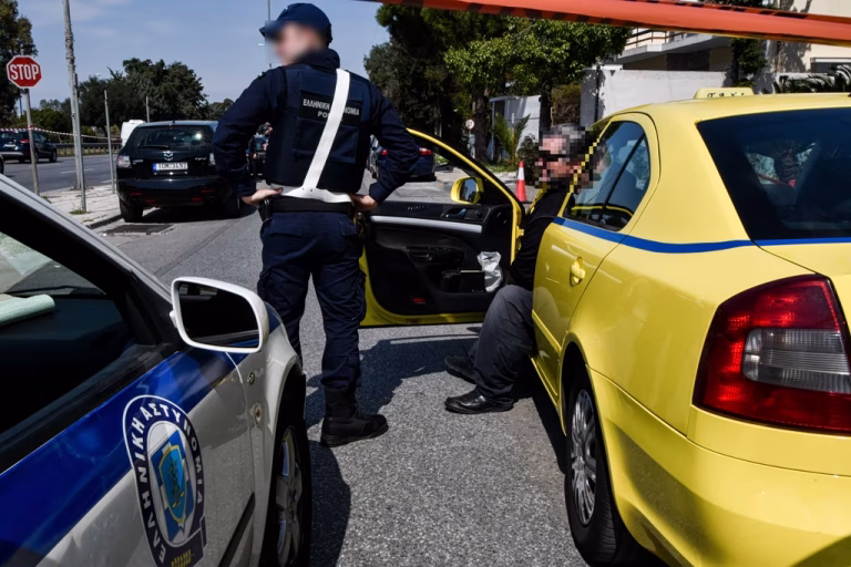 Εφιαλτική κούρσα στην Αθήνα: Ζευγάρι παρίστανε τους πελάτες και λήστεψε ταξιτζή με μαχαίρι