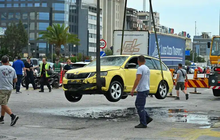 Συγκλονιστικές μαρτυρίες για την πτώση του ταξί στο λιμάνι του Πειραιά: Ο οδηγός έβαλε τη ζώνη, ανέπτυξε ταχύτητα και κατέληξε στη θάλασσα