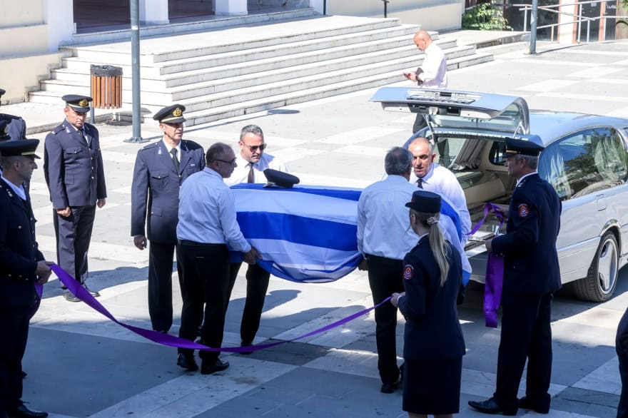 Κλαίει το Αγρίνιο για τον άτυχο 27χρονο πυροσβέστη: Θρήνος στην κηδεία του Κωνσταντίνου Λαιμοδέτη-Με τιμές ήρωα το τελευταίο αντίο 1 1 437