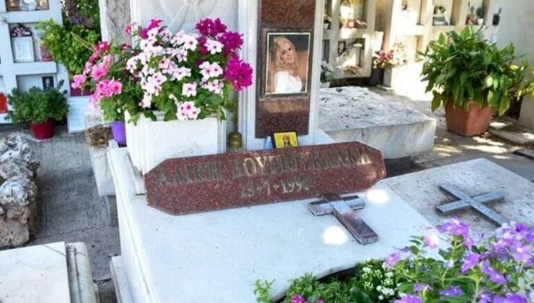 Ιεροσυλία! Άνοιξαν τον τάφο της Βουγιουκλάκη 30 χρόνια μετά τον θάνατο της – Σοκαριστική εικόνα