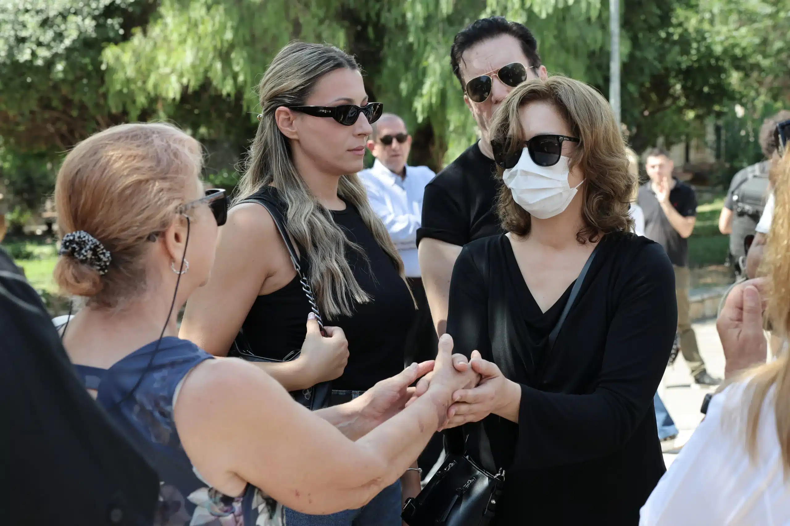 Σπαραγμός στο τελευταίο αντίο στη Μαίρη Λίντα - Τα δάκρυα της κόρη της 2 5270228 scaled 1