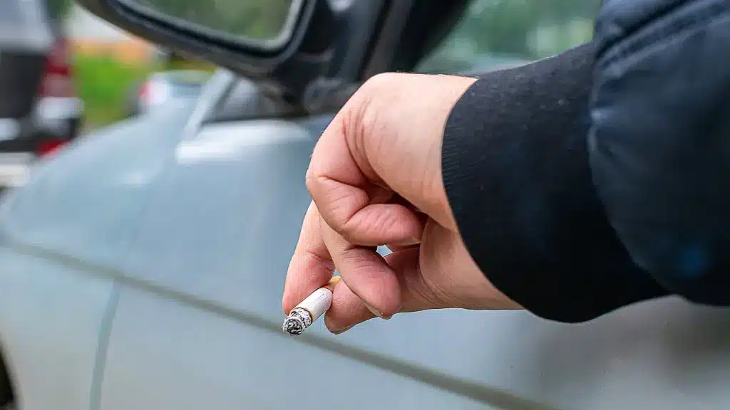Ένα τσιγάρο στο αυτοκίνητο μπορεί να σας κοστίσει έως 3.000 ευρώ – Πότε επιβάλλεται το πρόστιμο 2 58a1410bf3f2e58a8e16b435cfca6059