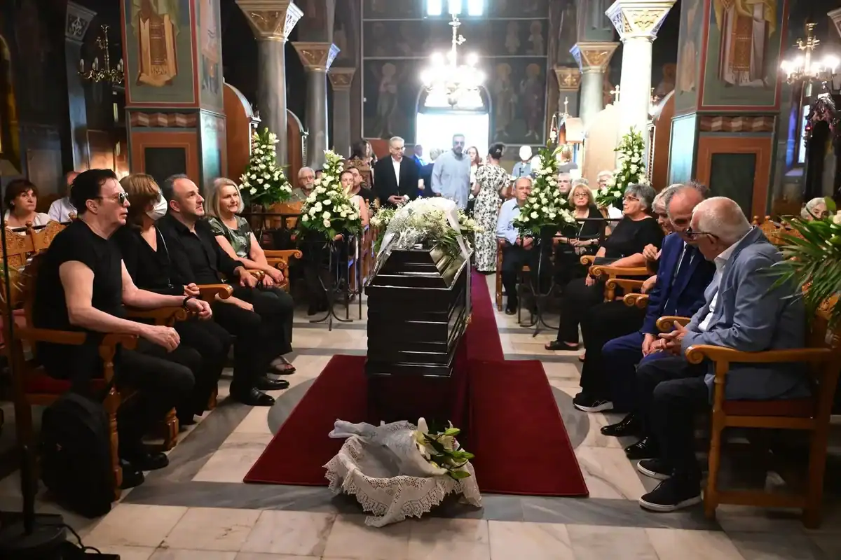 Κηδεία Μαίρης Λίντα: Το μεταφυσικό φαινόμενο που ανατρίχιασε τους πάντες την ώρα της ταφής - «Αθάνατη» φώναζε το πλήθος 2 7040163 full