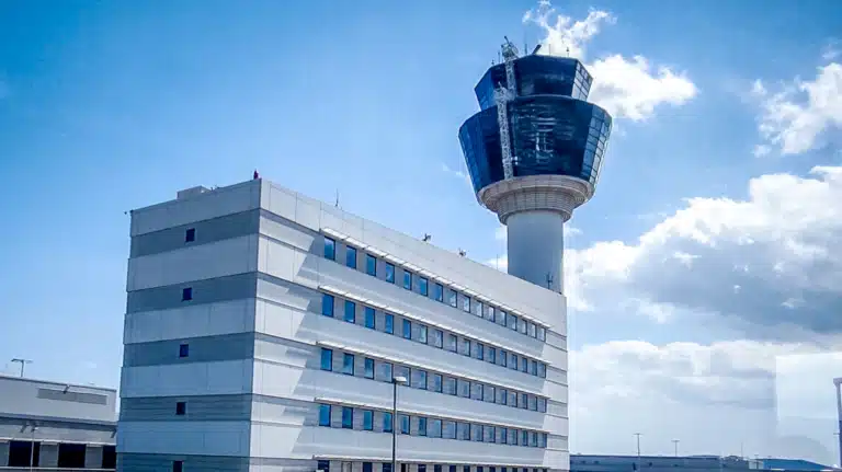 Συναγερμός για φωτιά σε αεροπλάνο που είχε προορισμό ελληνικό νησί – Επέστρεψε στο «Ελευθέριος Βενιζέλος»