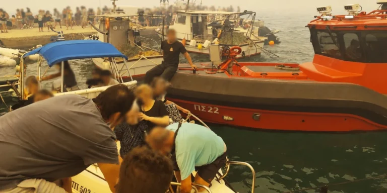 Με πλωτά μέσα η εκκένωση του Αγίου Βασίλειου, συγκλονιστικές εικόνες – Σε δύο στάδια η επιχείρηση, απομακρύνονται και οδικώς