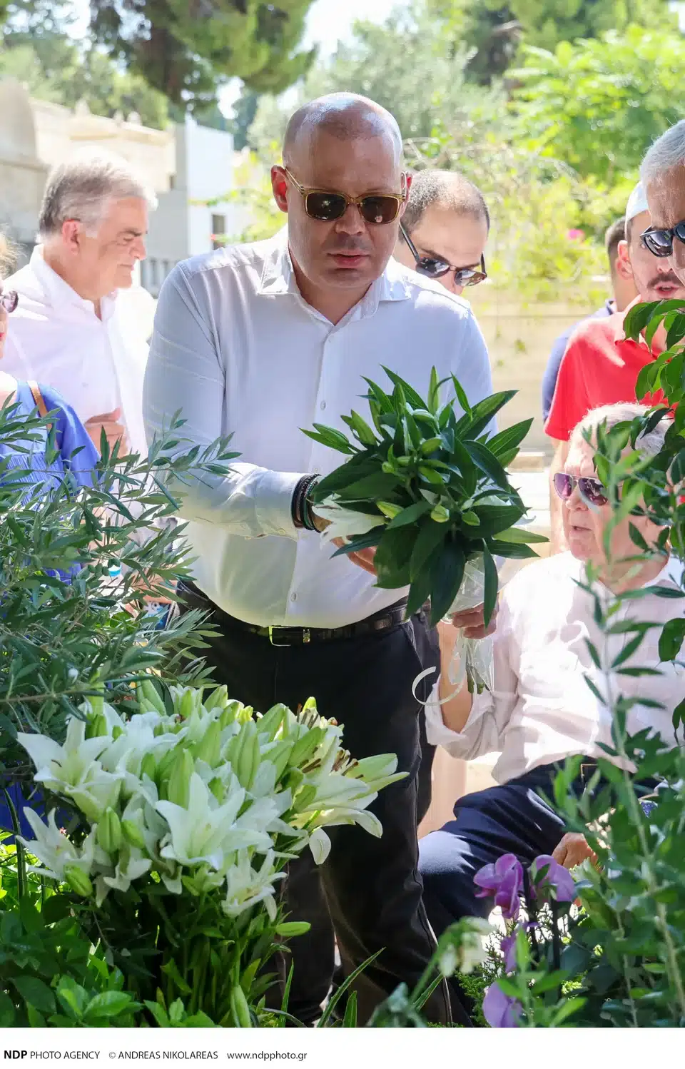 Η σπάνια συνάντηση του Αιμίλιου Βουγιουκλάκη με τον Κώστα Σπυρόπουλο στο μνημόσυνο της Αλίκης 2 aliki vougiouklaki mnimosino aimilios.jpg